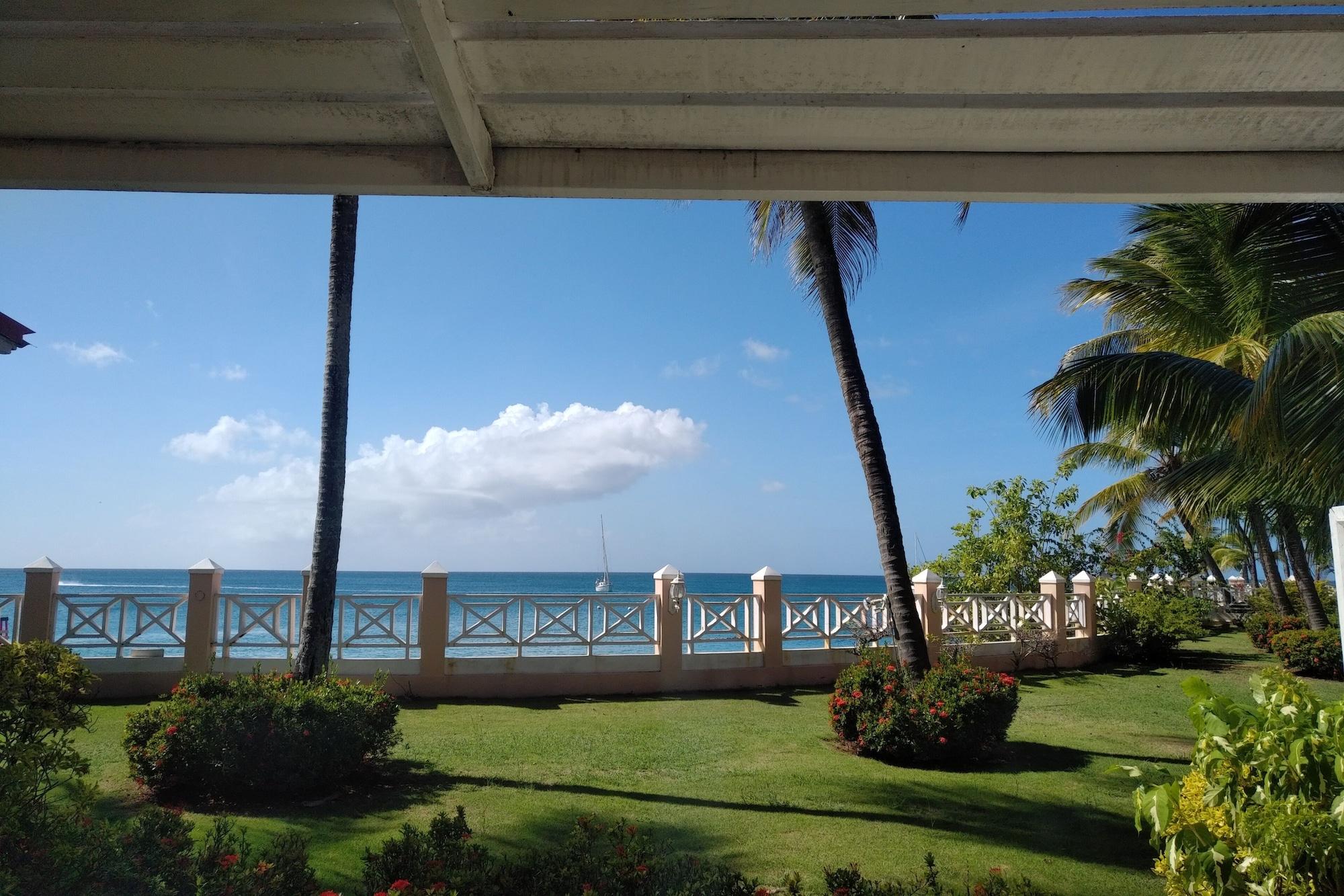 Coco Reef Resort & Spa Crown Point Exterior photo