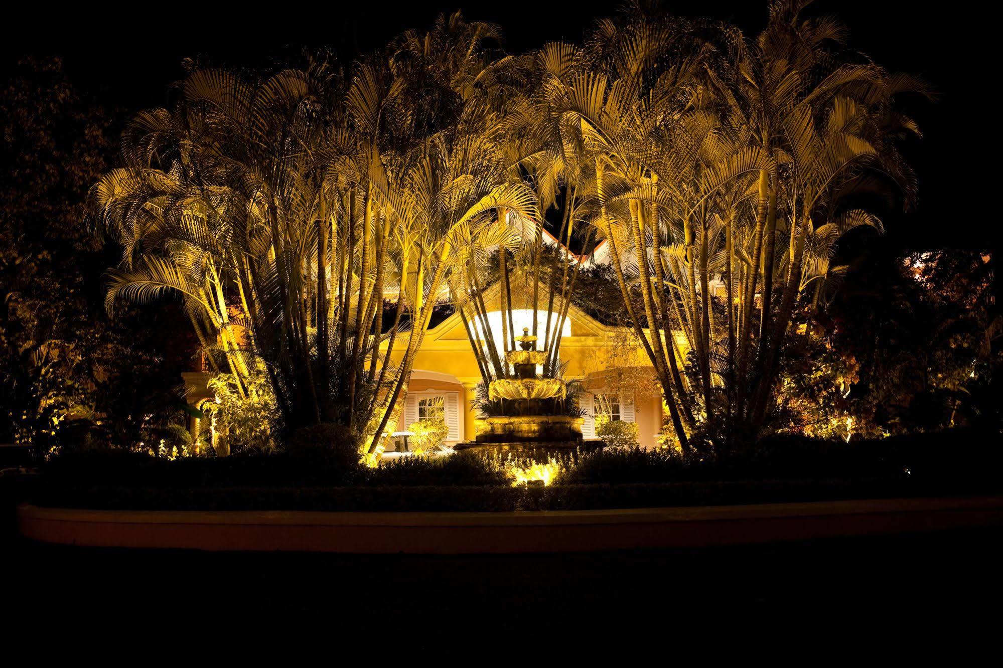 Coco Reef Resort & Spa Crown Point Exterior photo